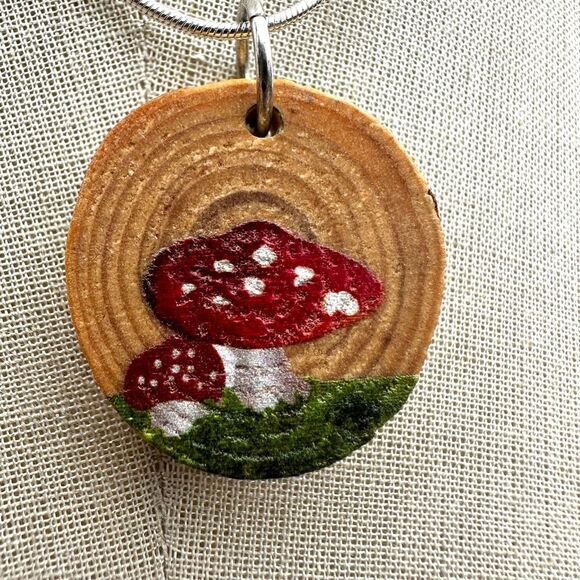 Mushroom wood slice pendant necklace - Picture 3 of 8
